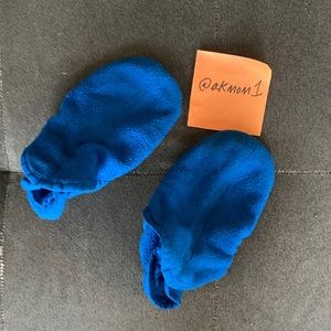 Royal blue Patagonia slipper socks. Size is approximately Little Kids’ 7.